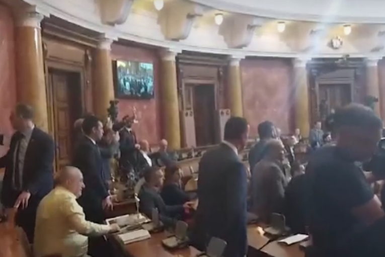 Bruka i sramota opozicije u Skupštini: Pogledajte šta su radili tokom polaganja zakletve (VIDEO)