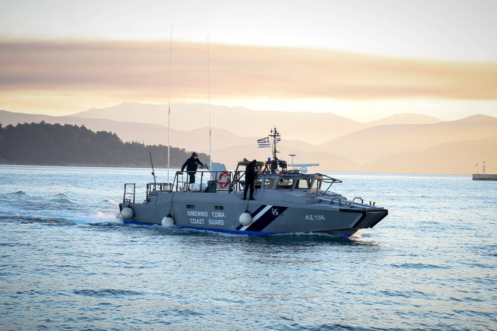 Brodolom kod Samosa: Stradao jedan migrant, Obalska straža spasila 25