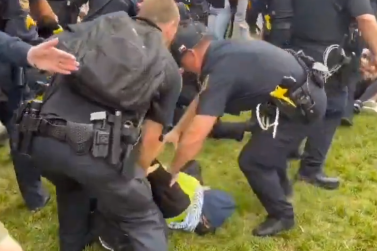 Na protestima u Americi uhapšene desetine studenata: Policija upala u masu, pa se iživljavala nad ljudima (VIDEO)