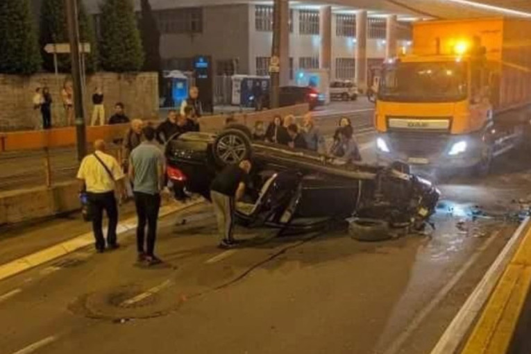 Stravičan udes u Beogradu: Automobil na krovu, vatrogasci izvlače ljude iz smrskanog vozila! (FOTO/VIDEO)